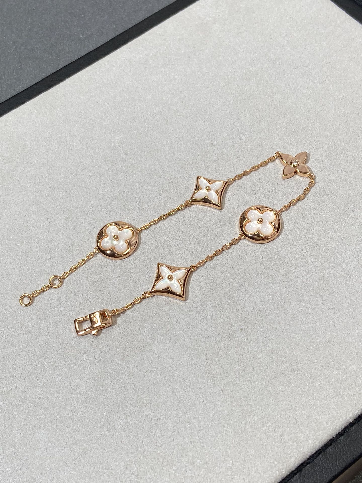 Aura STAR AND SUN 5 MOTIF MOP PINK GOLD BRACELET