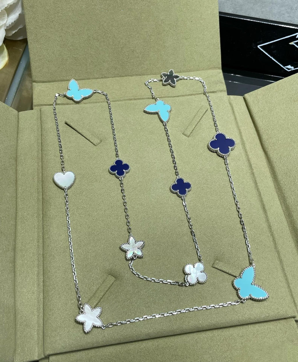 Aura LUCKY CLOVER SILVER 11 MOTIF NECKLACE