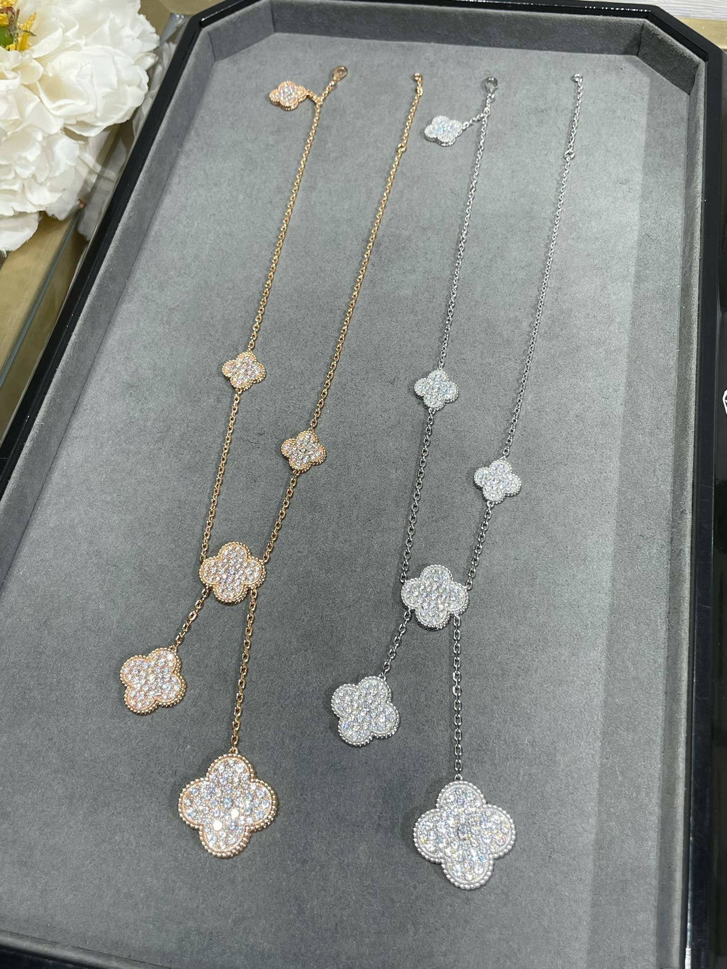 Aura CLOVER 6-BLÄTTRIGE DIAMANT-PAVÉ-HALSKETTE