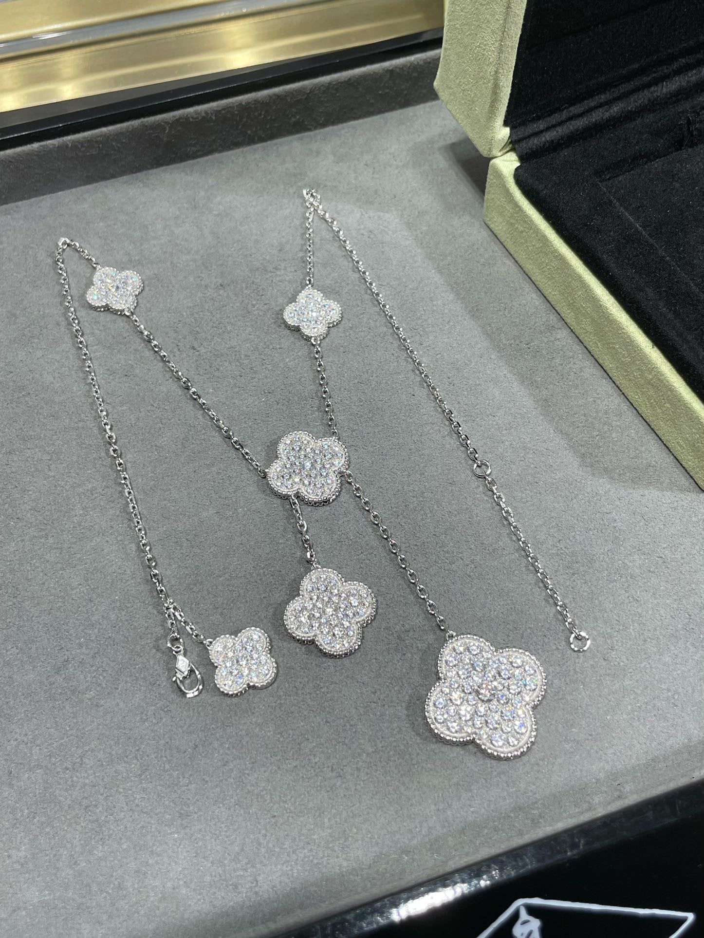 Aura CLOVER 6-BLÄTTRIGE DIAMANT-PAVÉ-HALSKETTE