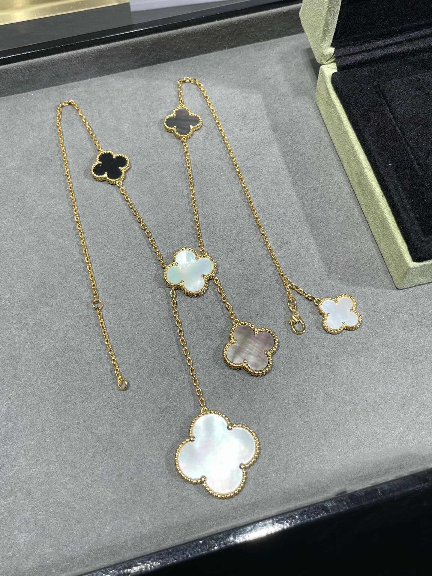 Aura CLOVER 6 MOTIV MOP ONYX GOLD HALSKETTE