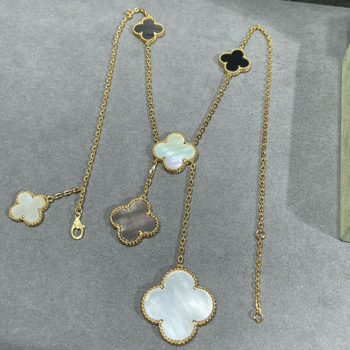 Aura CLOVER 6 MOTIV MOP ONYX GOLD HALSKETTE