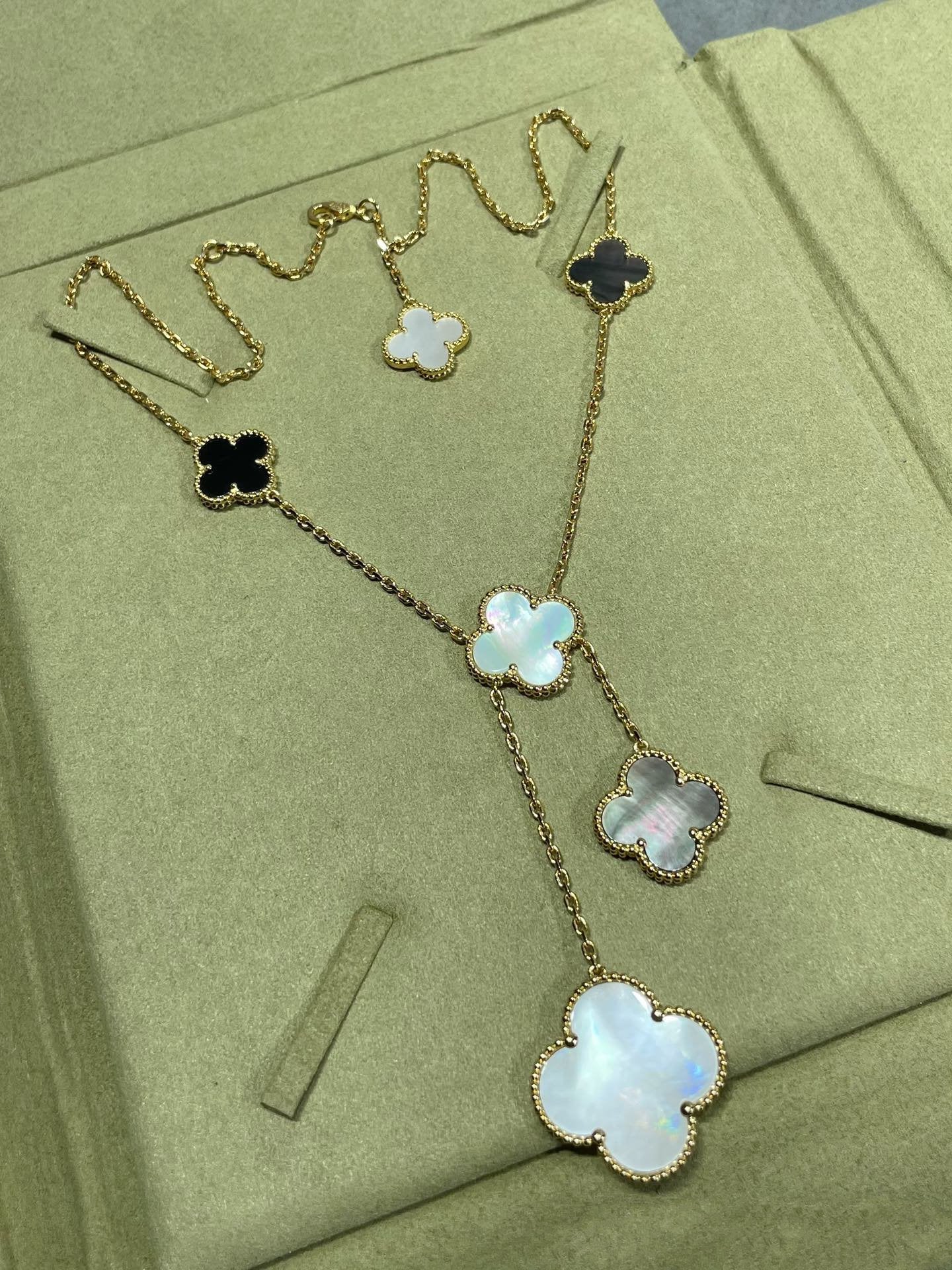 Aura CLOVER 6 MOTIF MOP ONYX GOLD NECKLACE