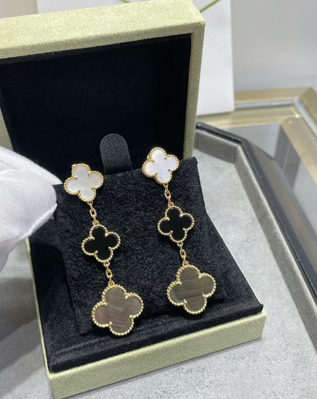Aura CLOVER 3 MOTIF MOP ONYX DARK MOP PINK GOLD EARRINGS