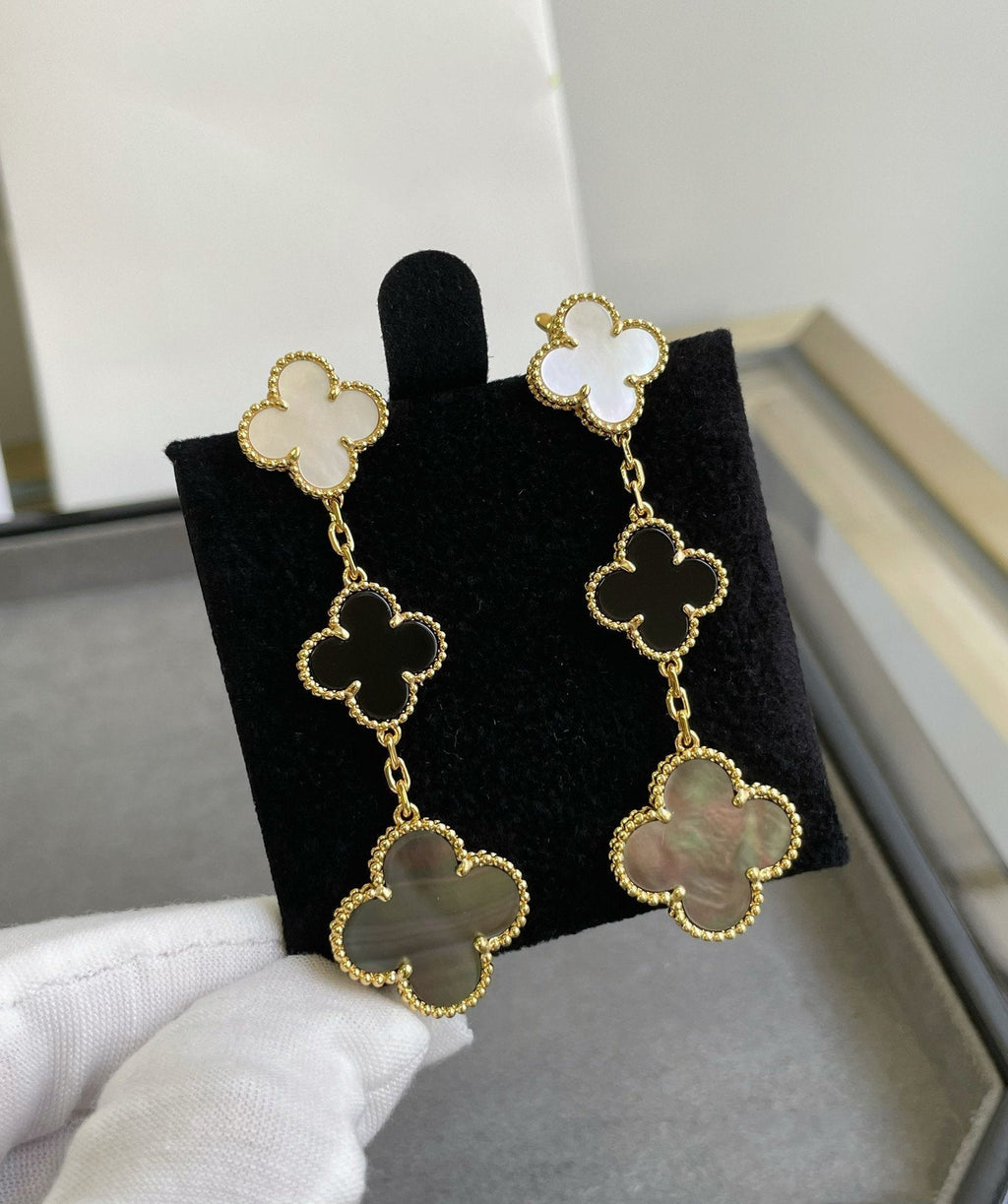 Aura CLOVER 3 MOTIF MOP ONYX DARK MOP PINK GOLD EARRINGS