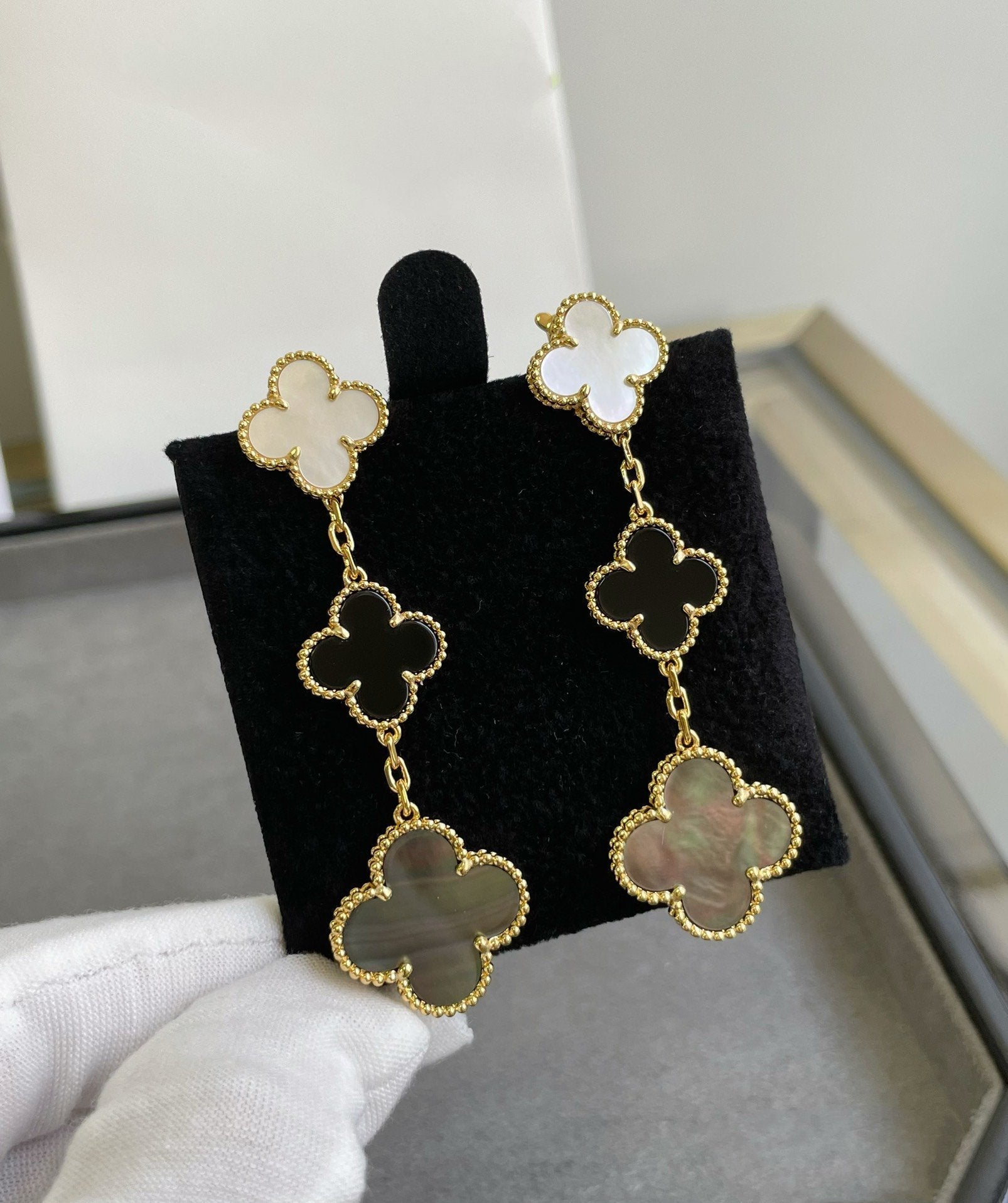Aura CLOVER 3 MOTIF MOP ONYX DARK MOP PINK GOLD EARRINGS