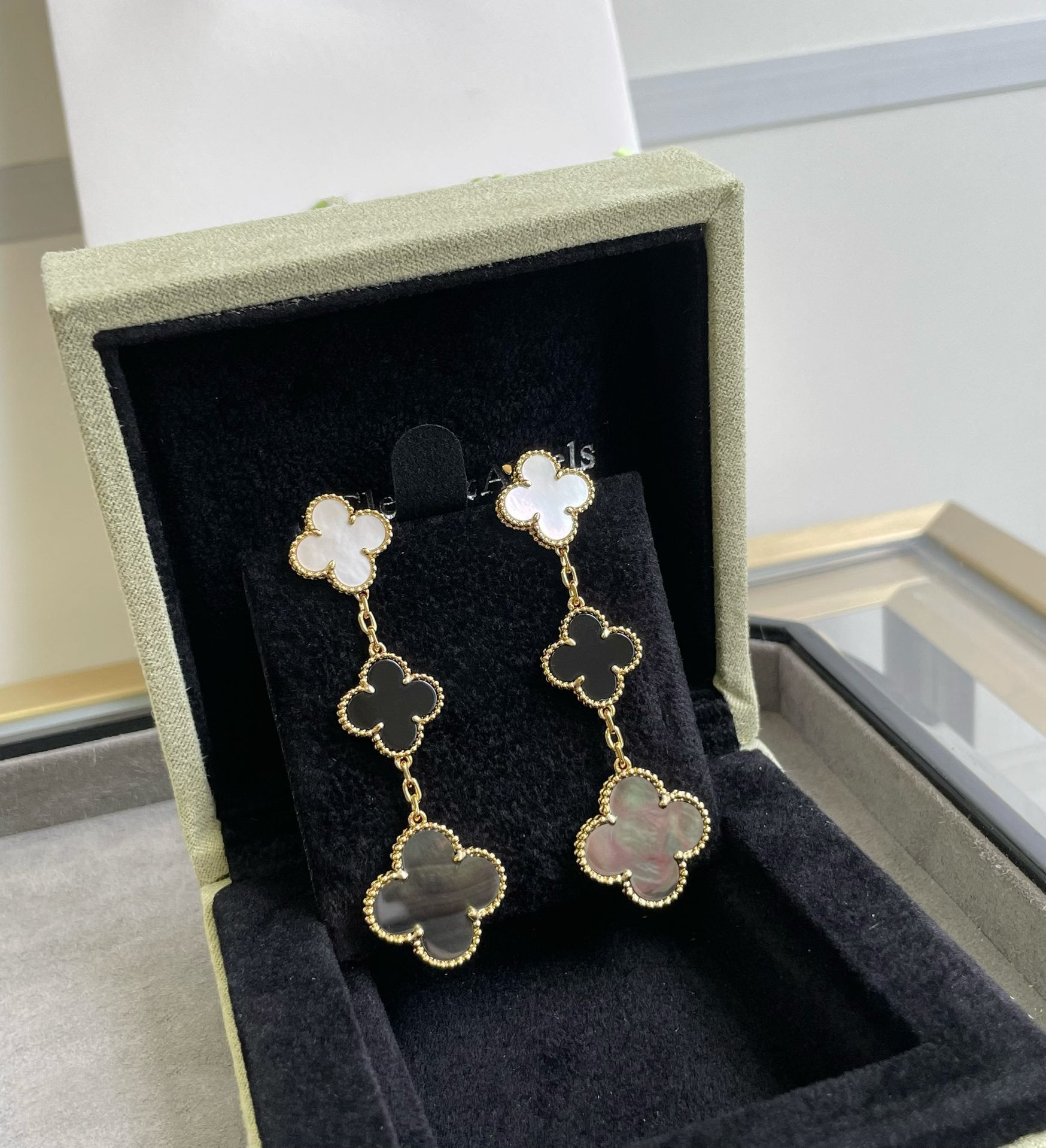 Aura CLOVER 3 MOTIF MOP ONYX DARK MOP PINK GOLD EARRINGS