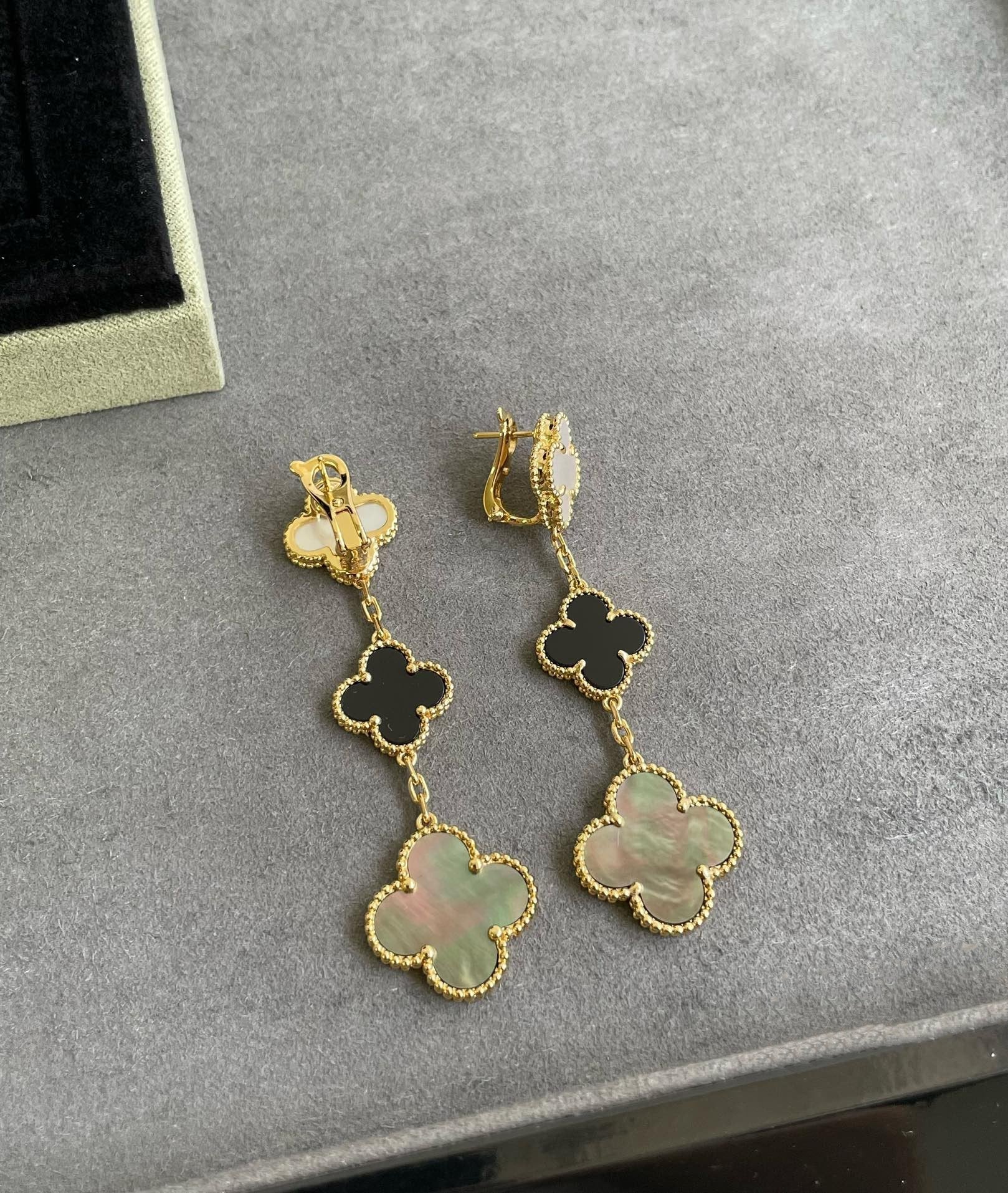 Aura CLOVER 3 MOTIF MOP ONYX DARK MOP PINK GOLD EARRINGS