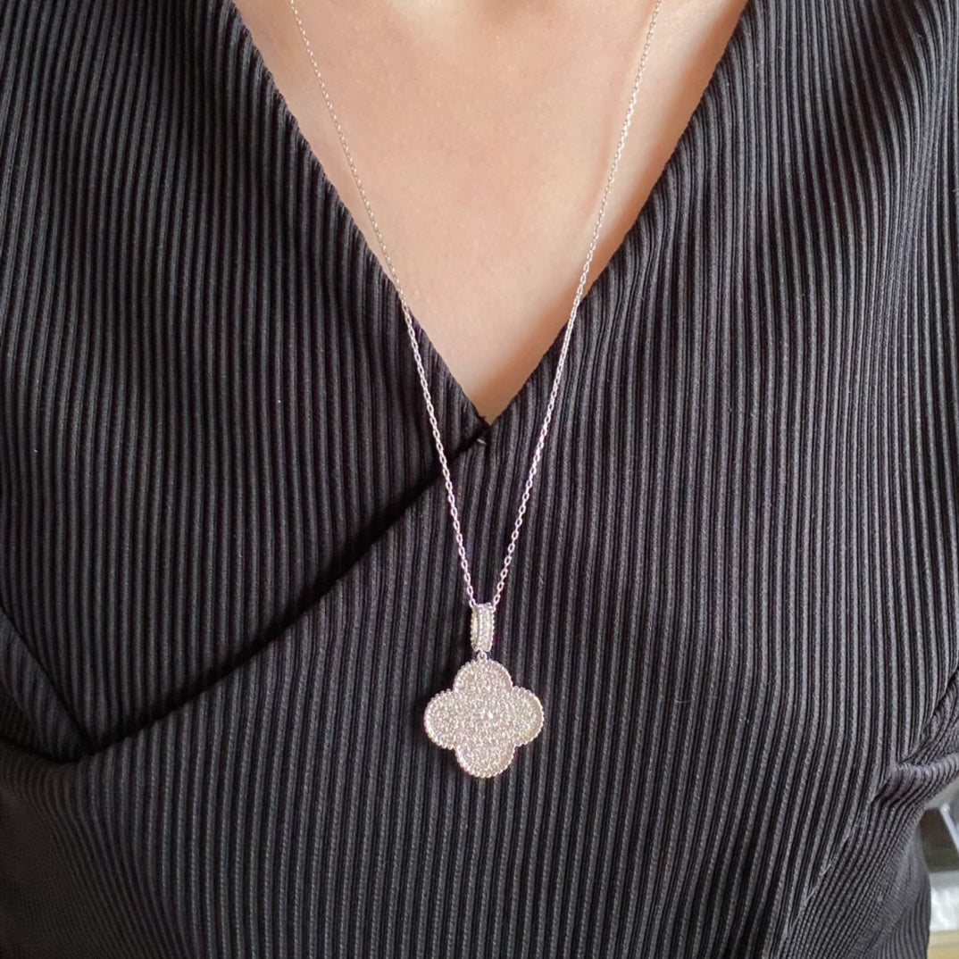 Aura CLOVER 25MM GROSSER ANHÄNGER DIAMANT-PAVÉ LANGE HALSKETTE