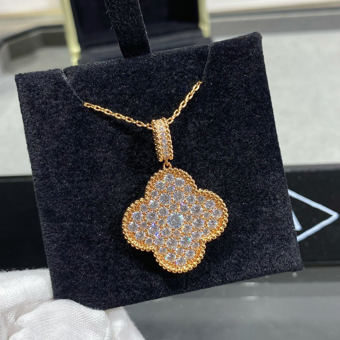 Aura CLOVER 25MM GROSSER ANHÄNGER DIAMANT-PAVÉ LANGE HALSKETTE