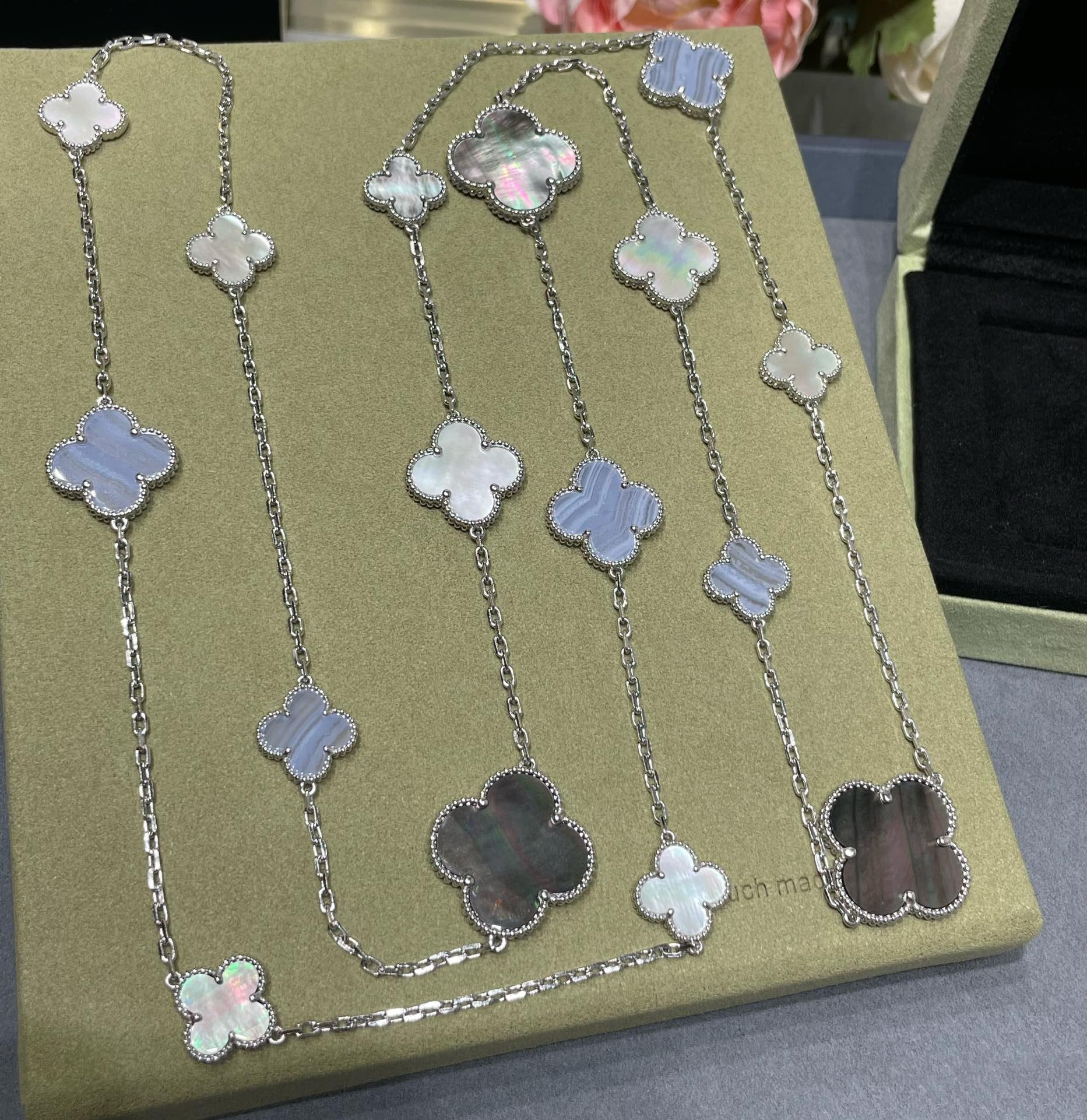Aura CLOVER 16 MOTIF CHALCEDONY MOP SILBER HALSKETTE
