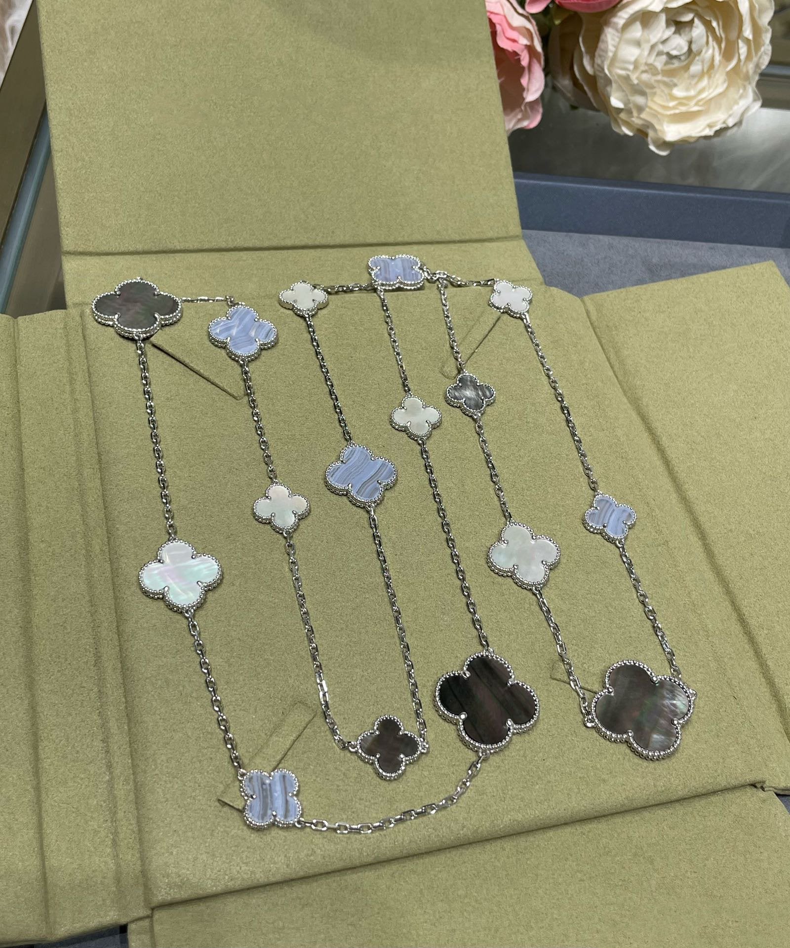 Aura CLOVER 16 MOTIF CHALCEDONY MOP SILBER HALSKETTE