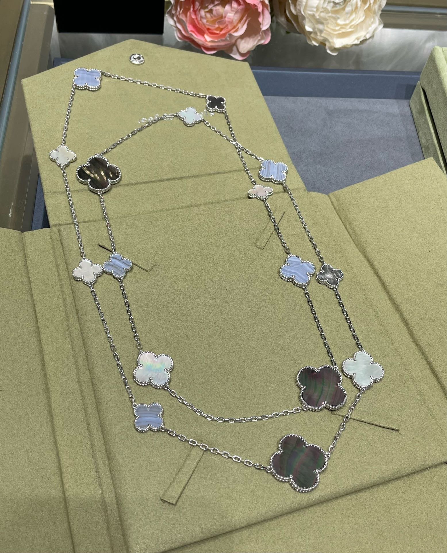 Aura CLOVER 16 MOTIF CHALCEDONY MOP SILVER NECKLACE