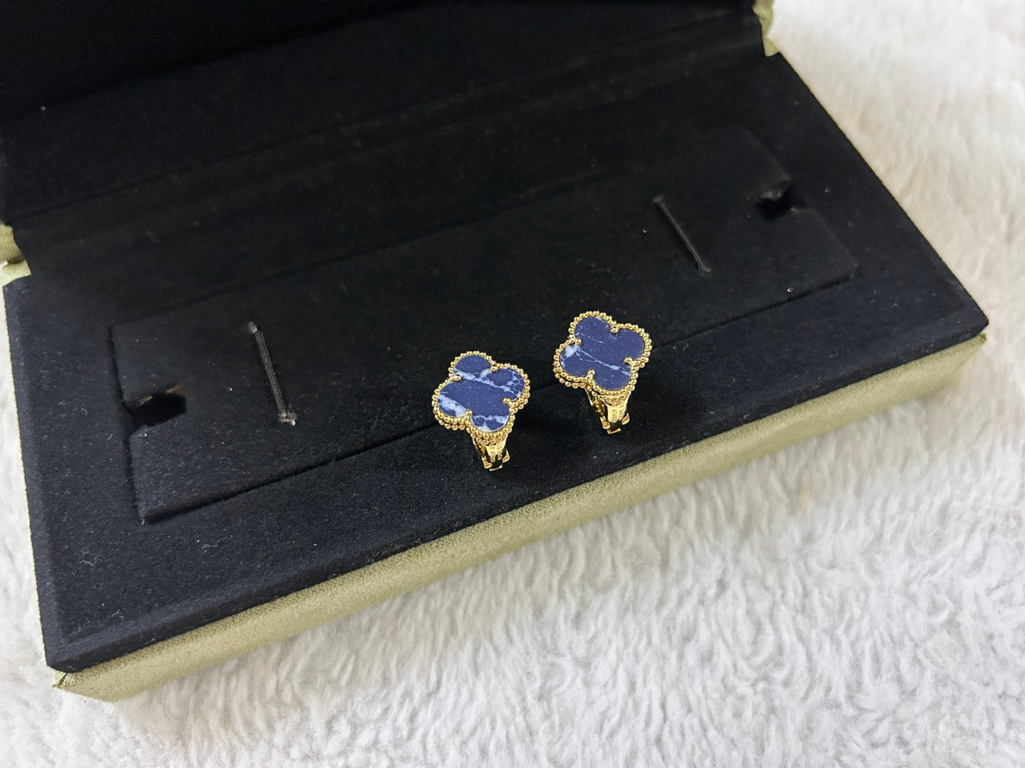 Aura CLOVER PIETERSITE MEDIUM STUD EARRINGS