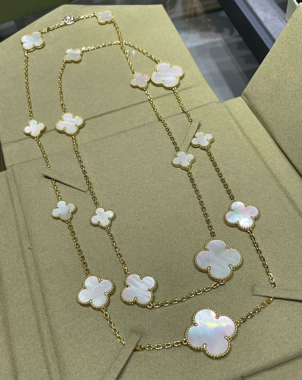 Aura CLOVER 16 MOTIF WHITE MOP GOLD NECKLACE