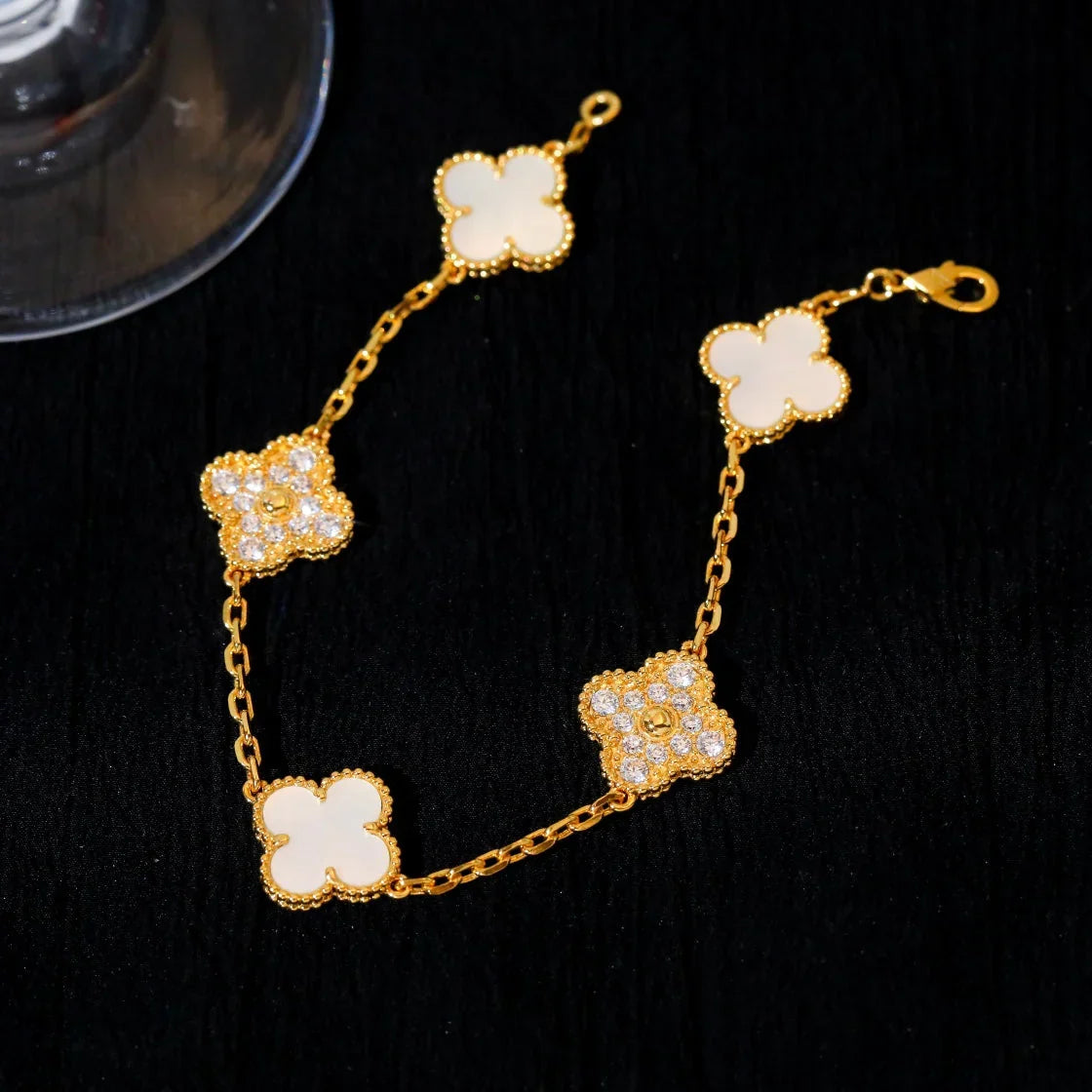 [Aura ]Neue CLOVER WHITE PEARL MOP 5 MOTIV ARMBAND-KOLLEKTION