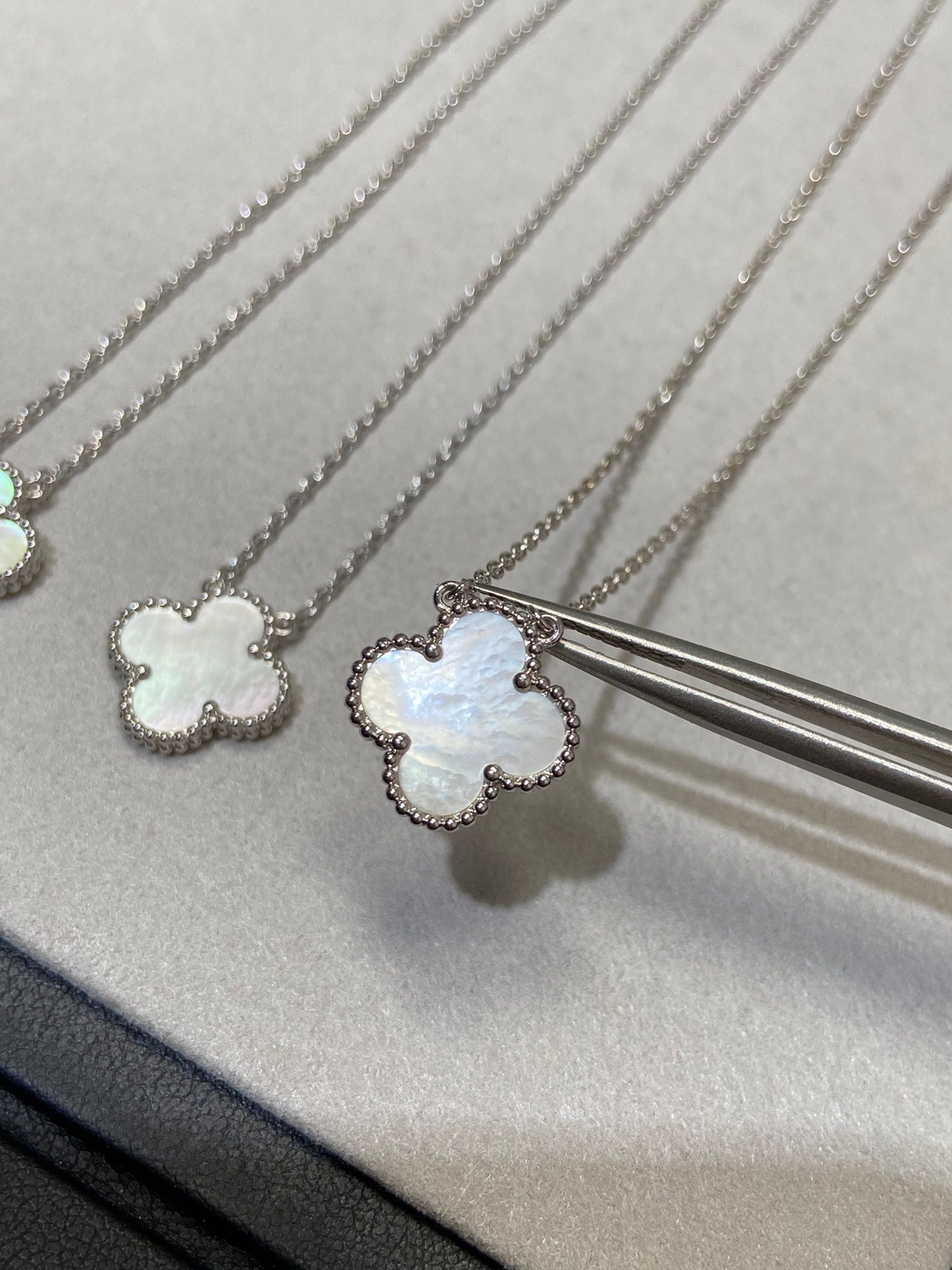 Aura CLOVER MEDIUM SILVER WHITE MOP NECKLACE