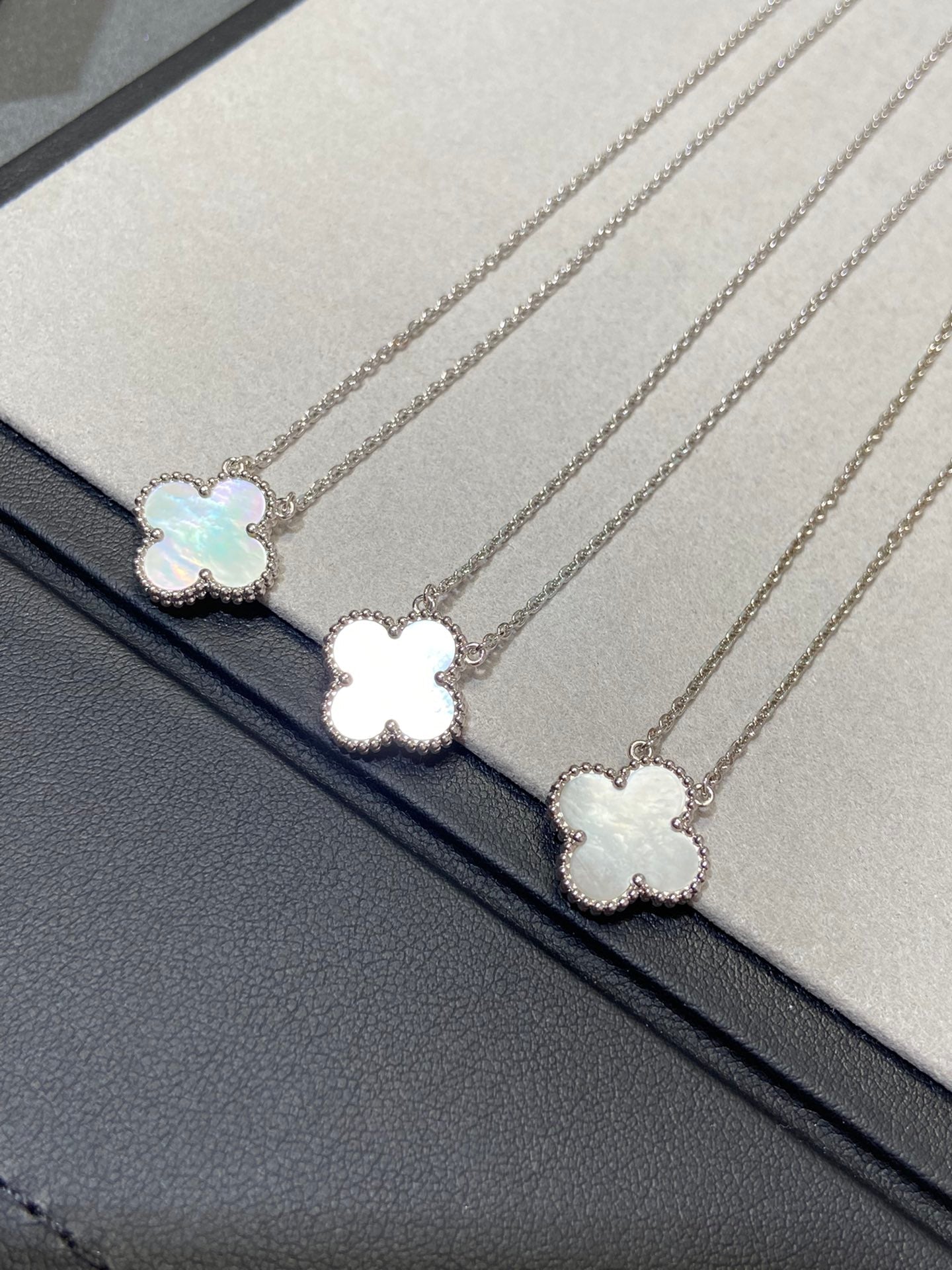 Aura CLOVER MEDIUM SILVER WHITE MOP NECKLACE
