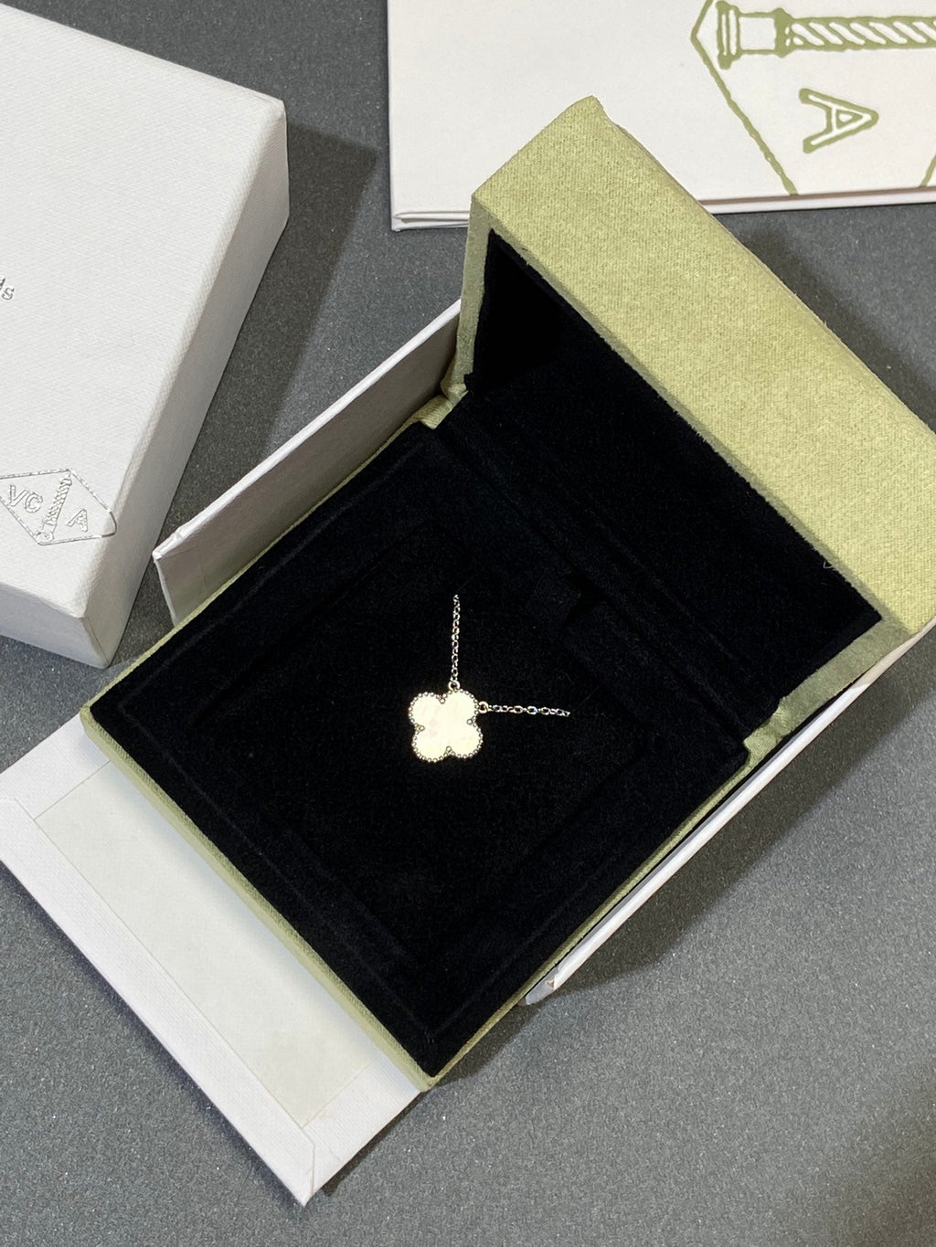 Aura CLOVER MEDIUM SILVER WHITE MOP NECKLACE