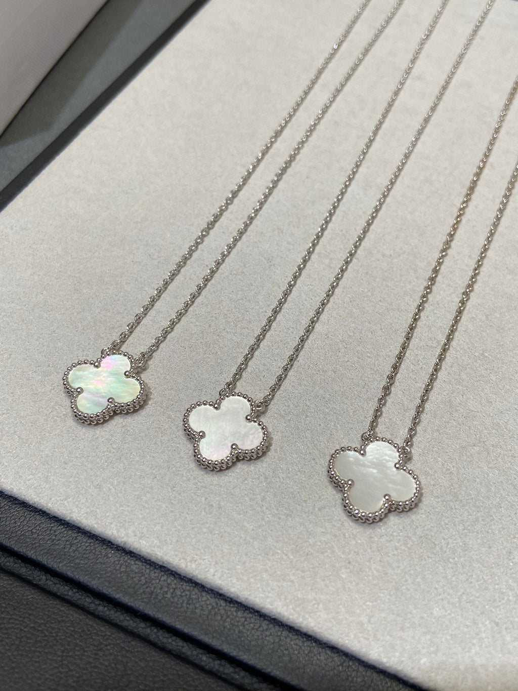 Aura CLOVER MEDIUM SILVER WHITE MOP NECKLACE