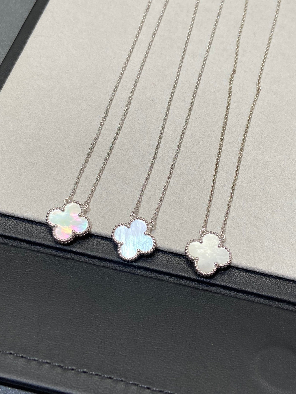 Aura CLOVER MEDIUM SILVER WHITE MOP NECKLACE