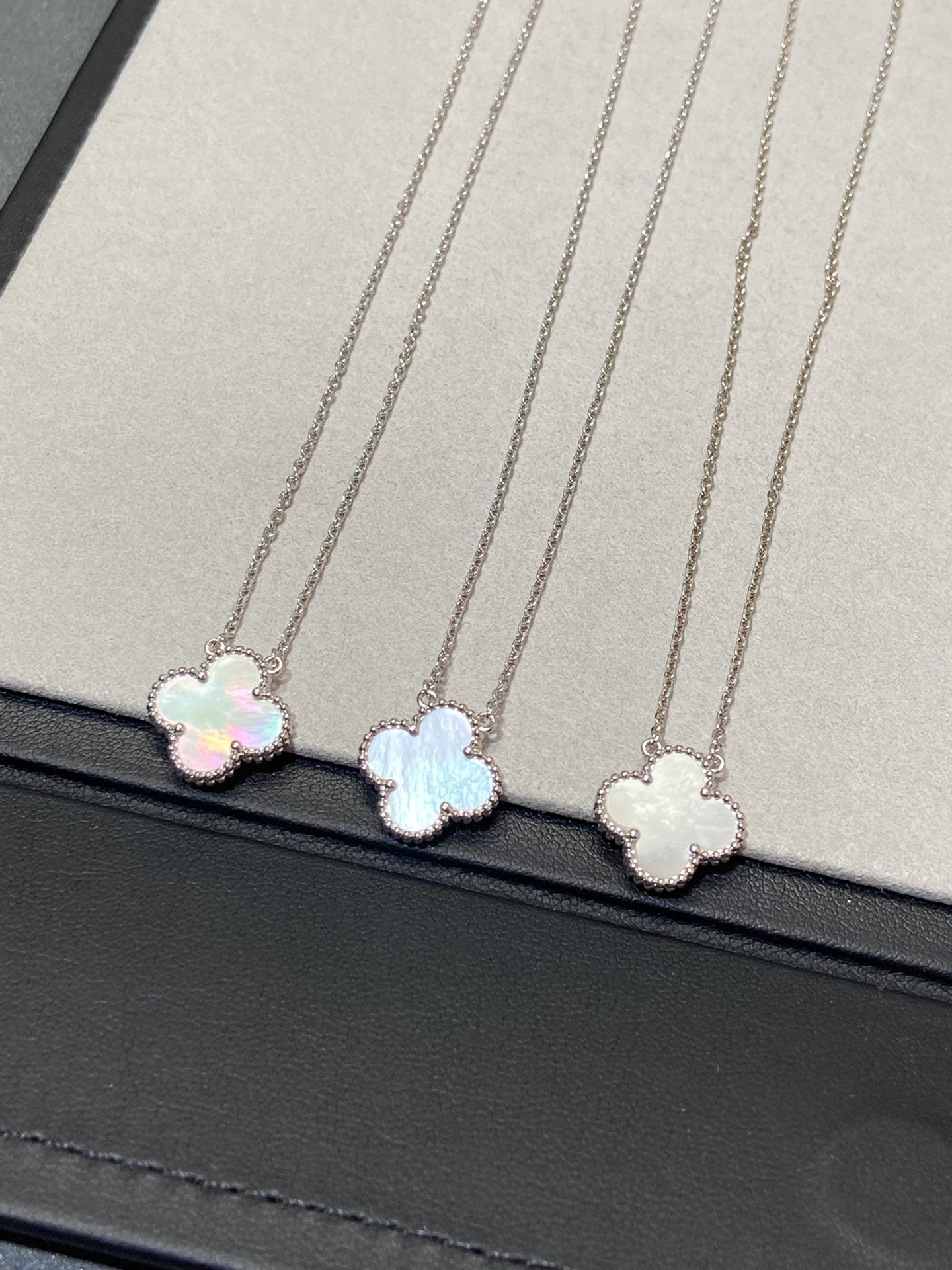 Aura CLOVER MEDIUM SILVER WHITE MOP NECKLACE