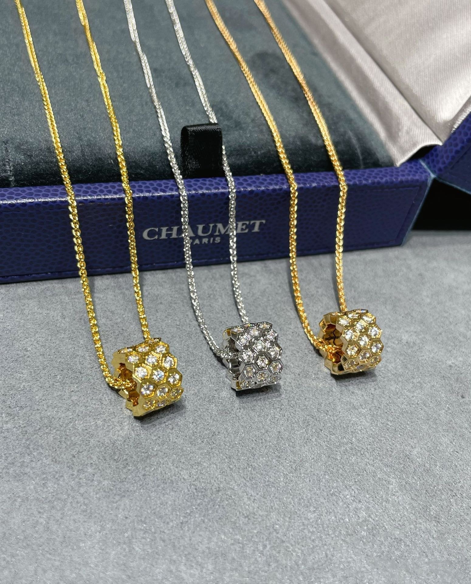 Aura BEE LOVE DIAMOND PAVED 3-REIHIGE HALSKETTE