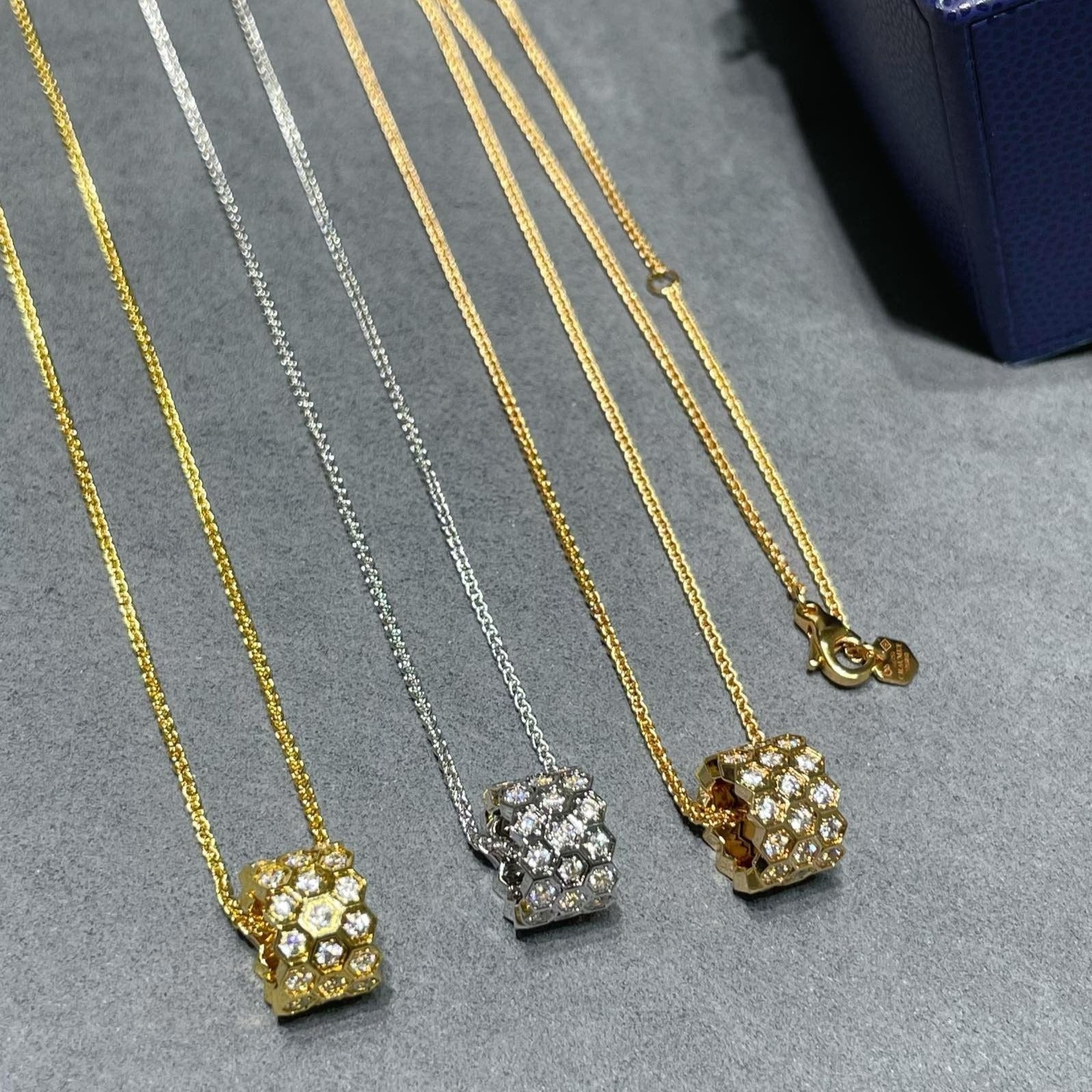 Aura BEE LOVE DIAMOND PAVED 3-REIHIGE HALSKETTE