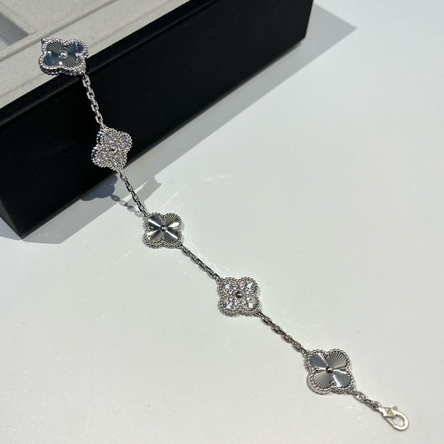 [Aura ]New  CLOVER 5 MOTIF LASER BRACELET COLLECTION
