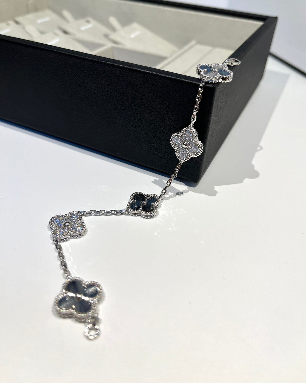 [Aura ]New  CLOVER 5 MOTIF LASER BRACELET COLLECTION