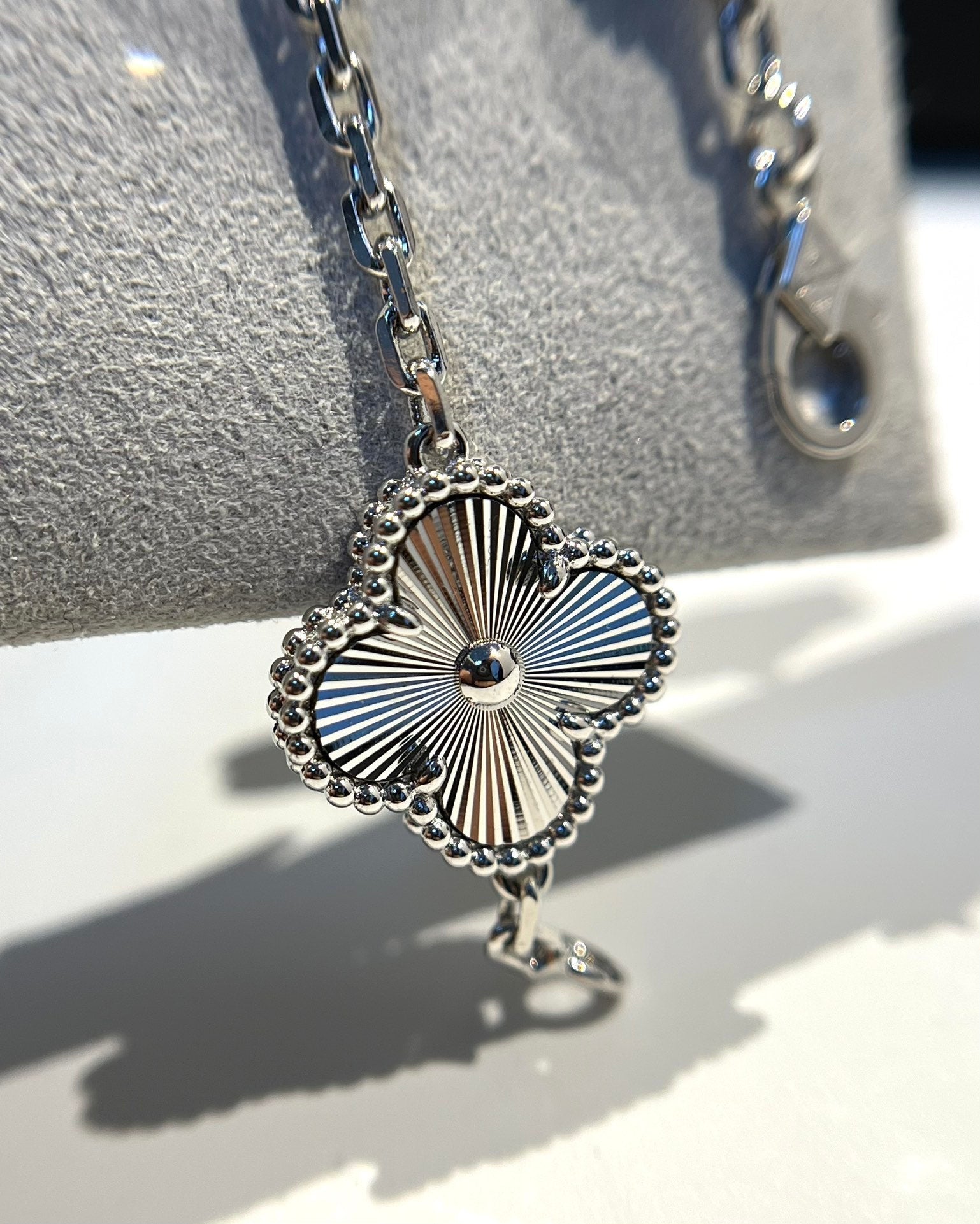 [Aura ]New  CLOVER 5 MOTIF LASER BRACELET COLLECTION