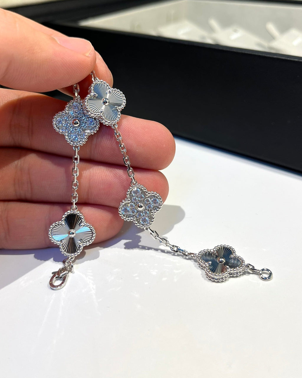 [Aura ]New  CLOVER 5 MOTIF LASER BRACELET COLLECTION