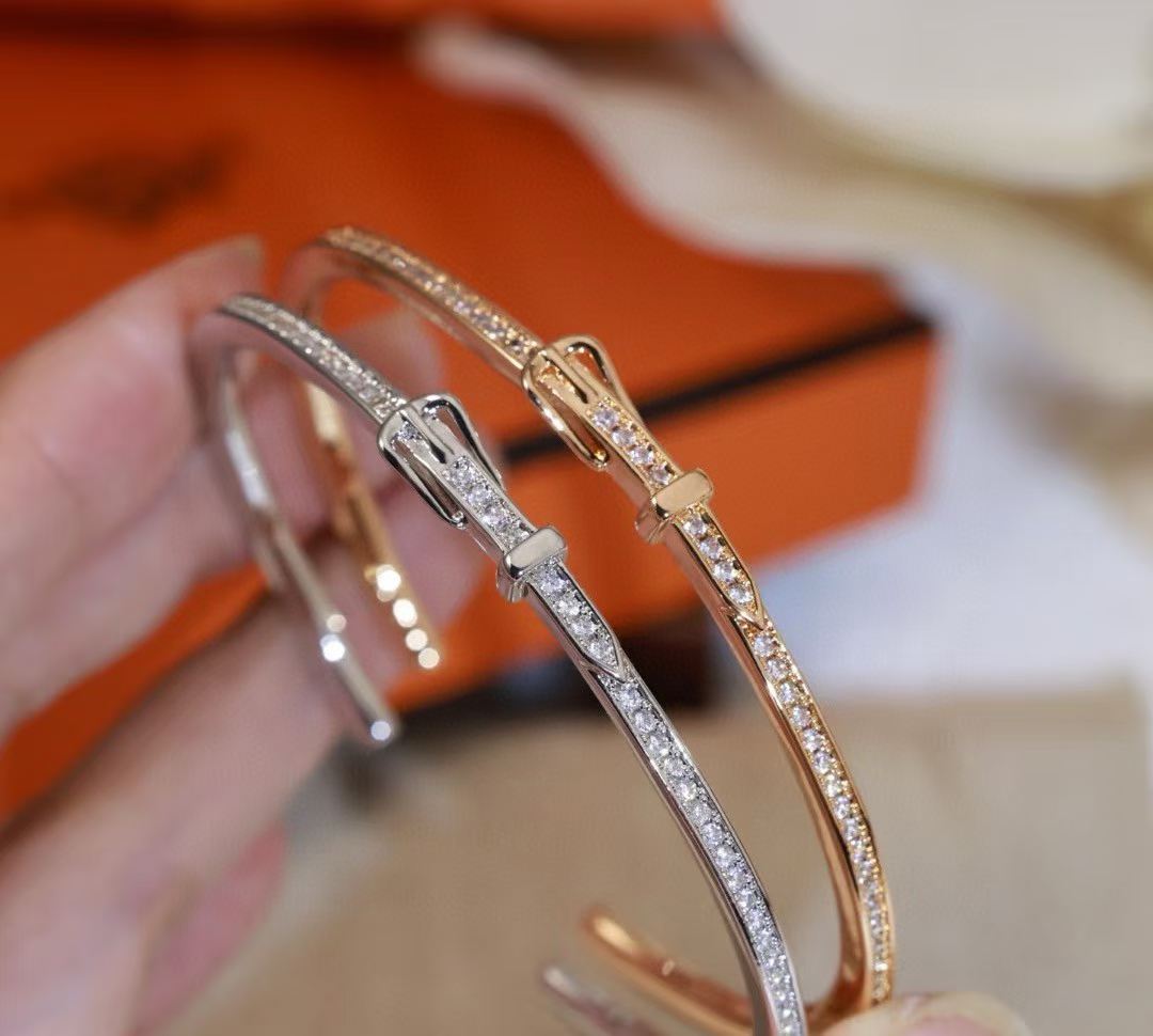 [Aura ] DIAMANTBESETZTES ARMBAND DREI FARBEN