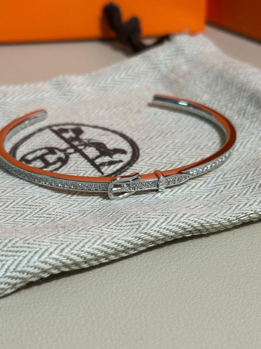 [Aura ] DIAMANTBESETZTES ARMBAND DREI FARBEN