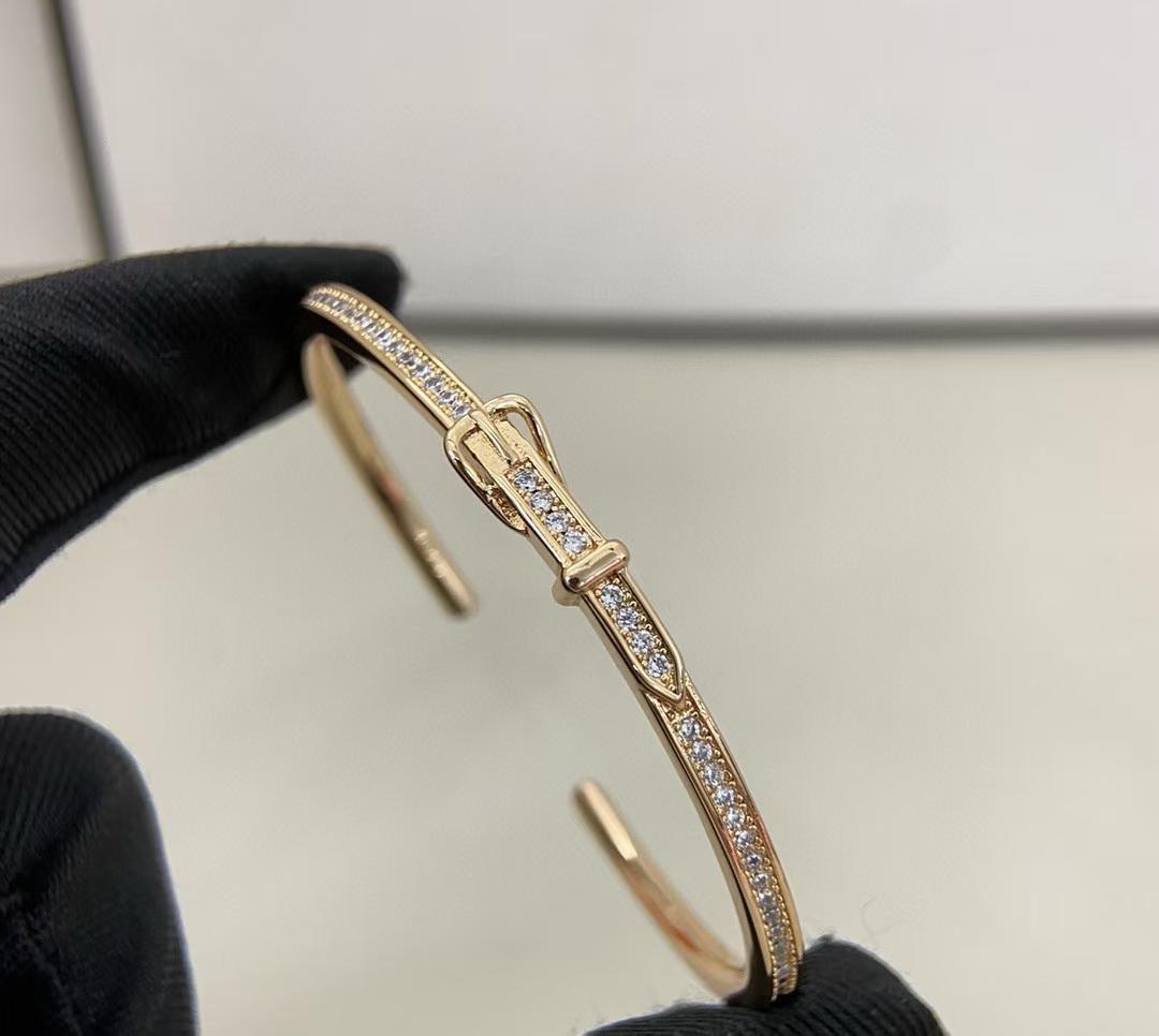 [Aura ] DIAMANTBESETZTES ARMBAND DREI FARBEN