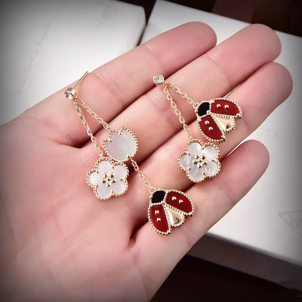 Aura LUCKY LADYBUG WEISSE PERLMUTT-OHRRINGE