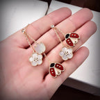 Aura LUCKY LADYBUG WEISSE PERLMUTT-OHRRINGE