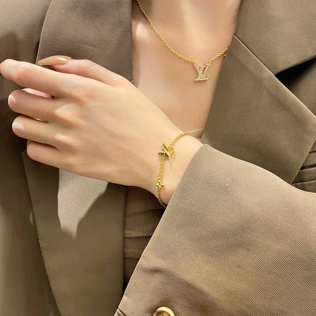 Aura LOGO STAR MOTIF GOLD BRACELET