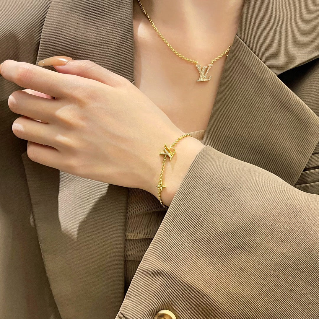 Aura LOGO STAR MOTIF GOLD BRACELET