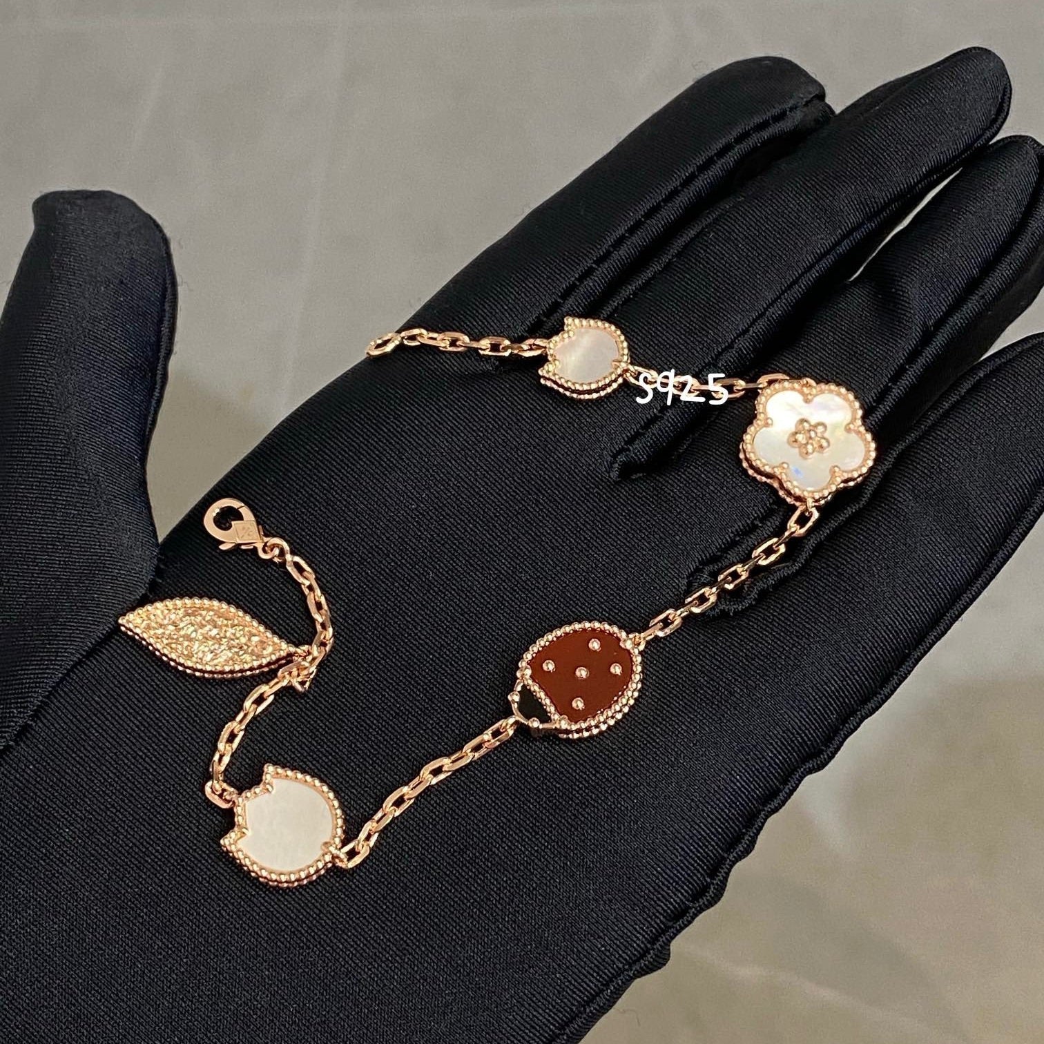 Aura LUCKY SPRING 5 MOTIF BRACELET