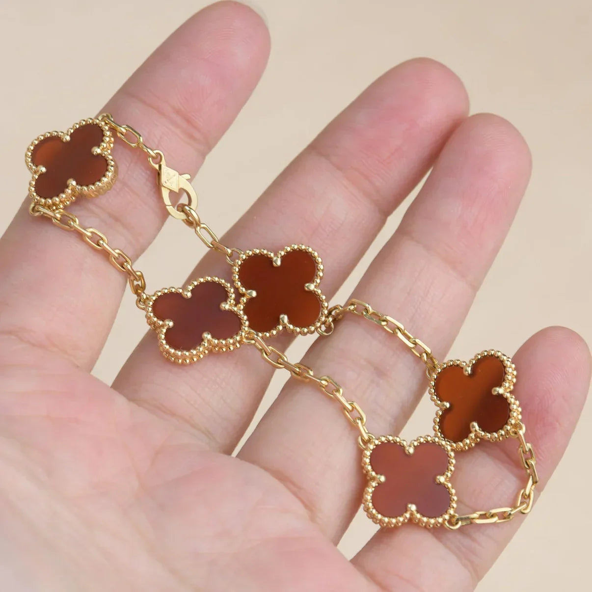 [Aura ]Neue Kollektion CLOVER 5 MOTIF ROTER CORNELIAN-ARMBÄNDER