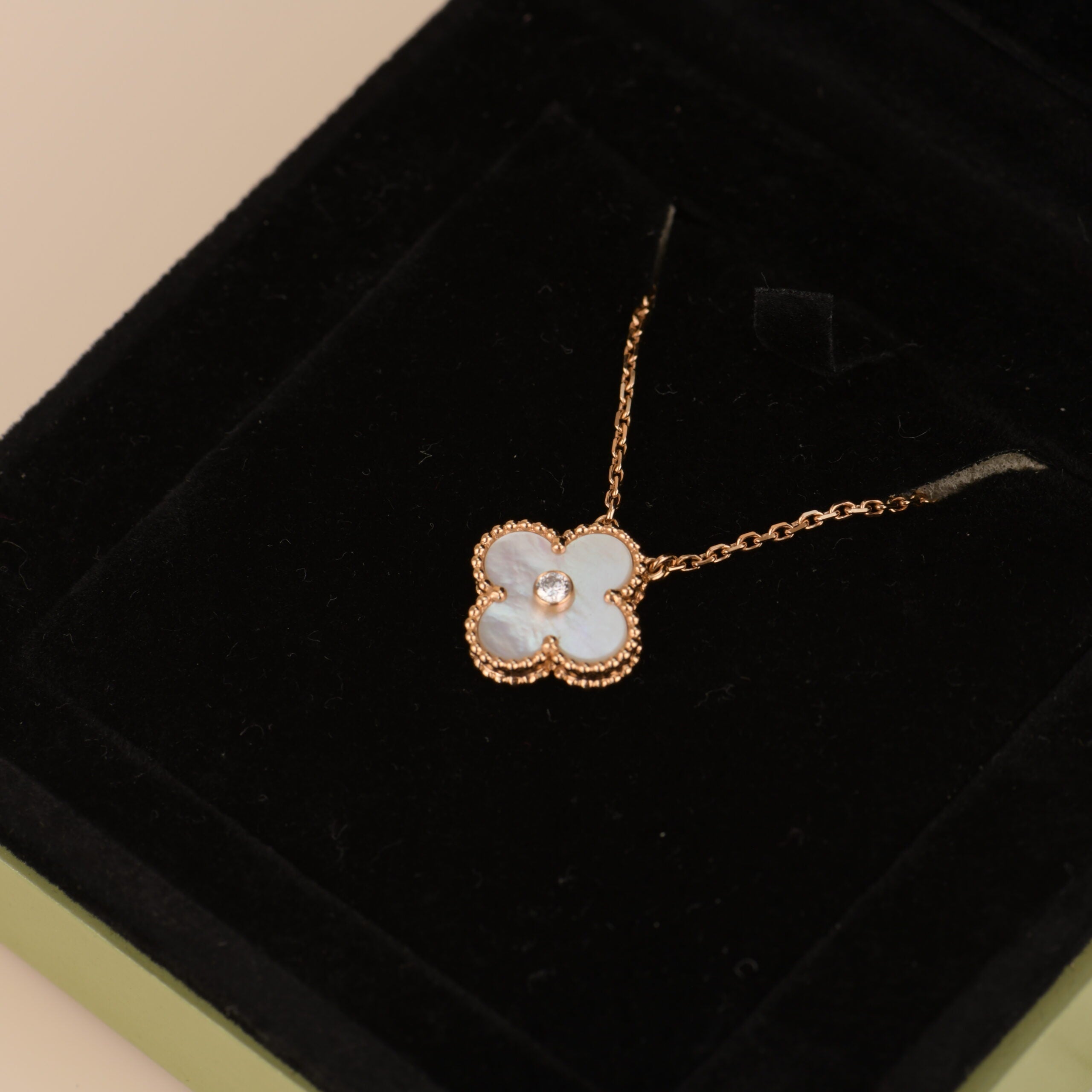 Aura CLOVER 15MM DIAMOND WHITE FRITILLARIA NECKLACE
