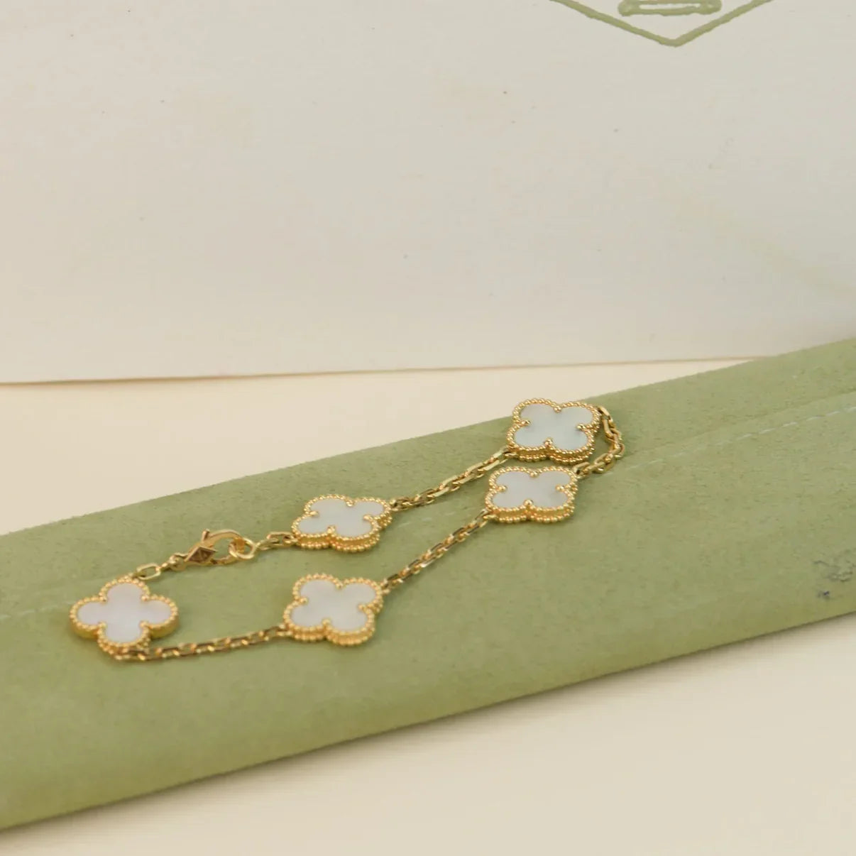 [Aura ]Neue CLOVER WHITE PEARL MOP 5 MOTIV ARMBAND-KOLLEKTION