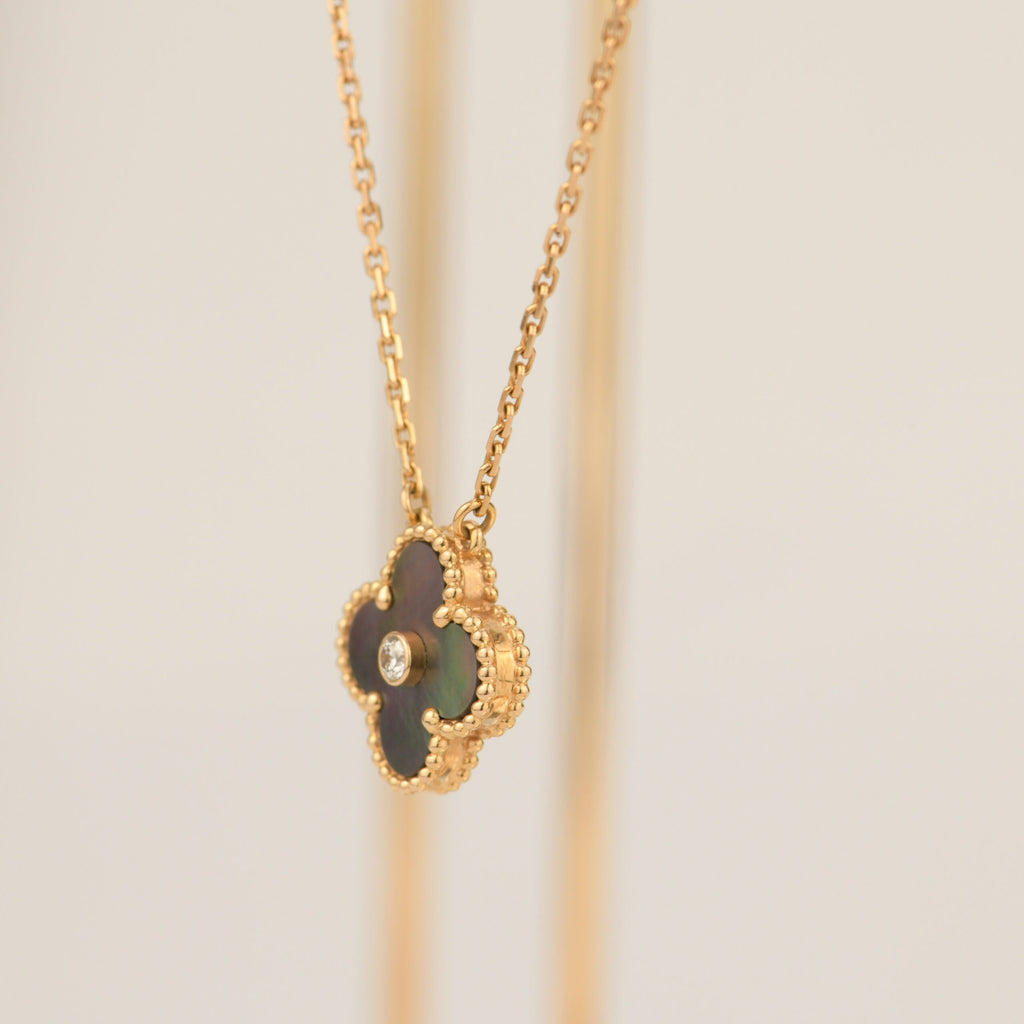 Aura CLOVER 15MM HALSKE TTEDIAMANTEN UND PERLMUTT-ANHÄNGER IN GRAU