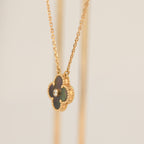 Aura CLOVER 15MM HALSKE TTEDIAMANTEN UND PERLMUTT-ANHÄNGER IN GRAU