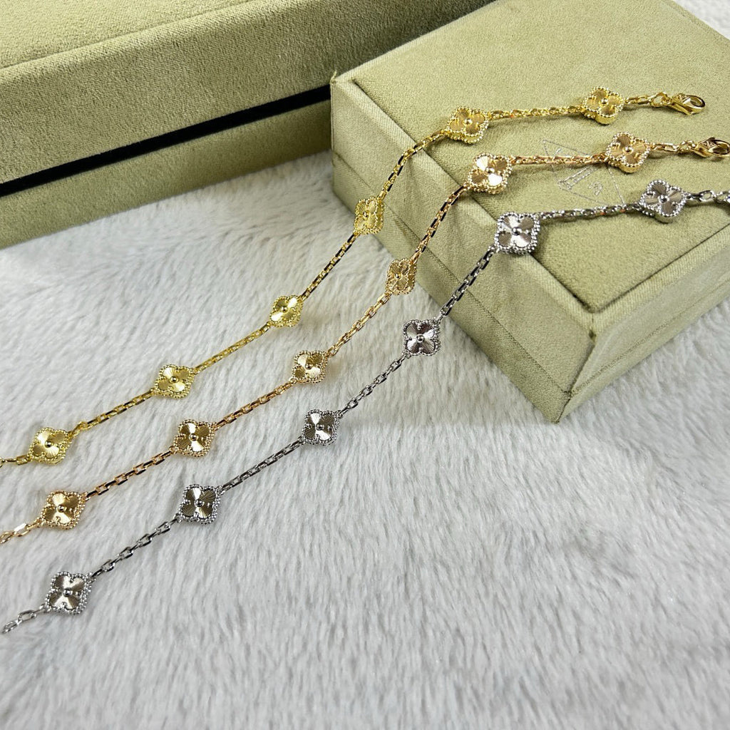 ```json
{
  "product": "bracelet",
  "brand": "Aura",
  "name": "New CLOVER 6 MOTIF DIAMOND BRACELET"
}
```