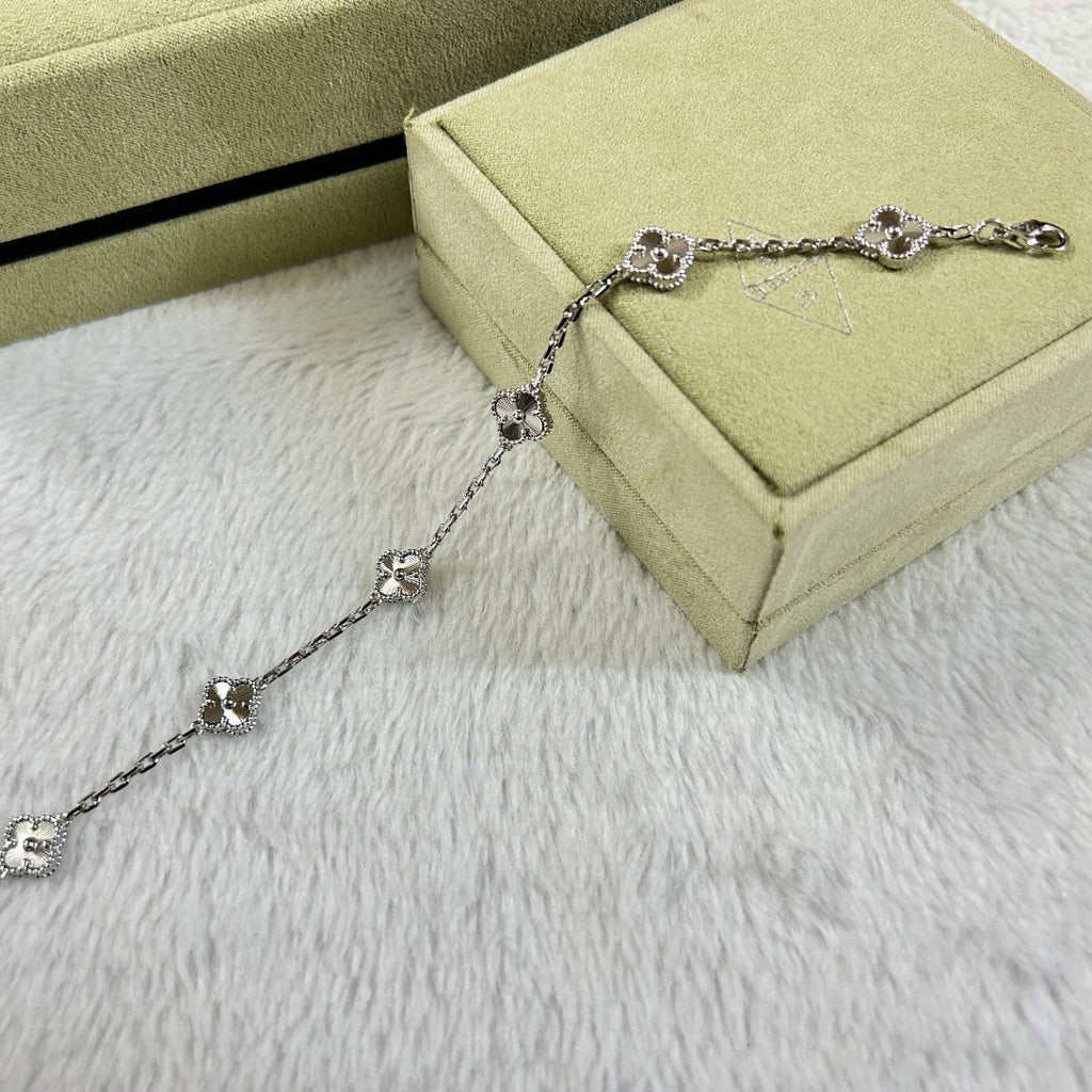 ```json
{
  "product": "bracelet",
  "brand": "Aura",
  "name": "New CLOVER 6 MOTIF DIAMOND BRACELET"
}
```