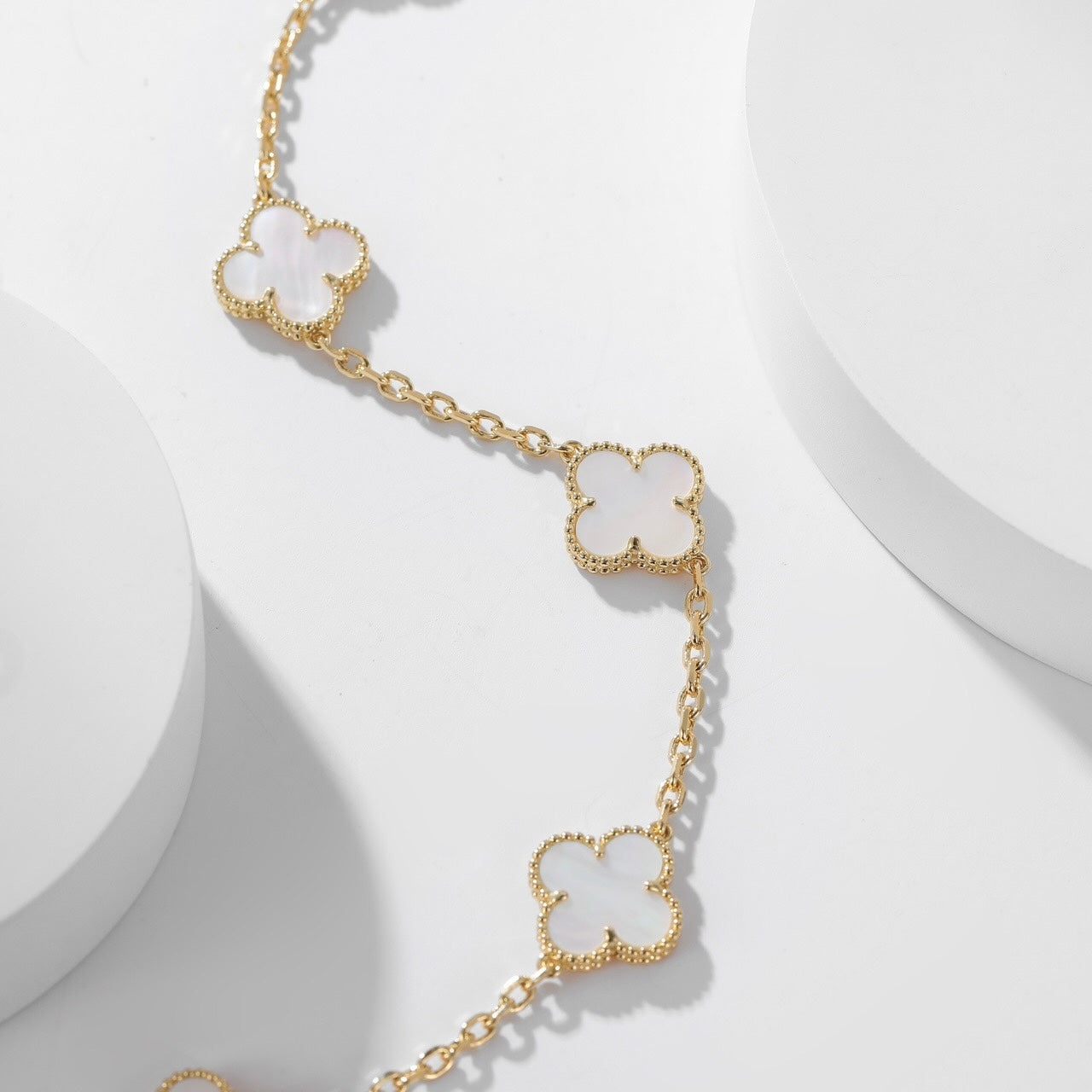 Aura CLOVER 10 MOTIFS WHITE MOTHER OF PEARL NECKLACE