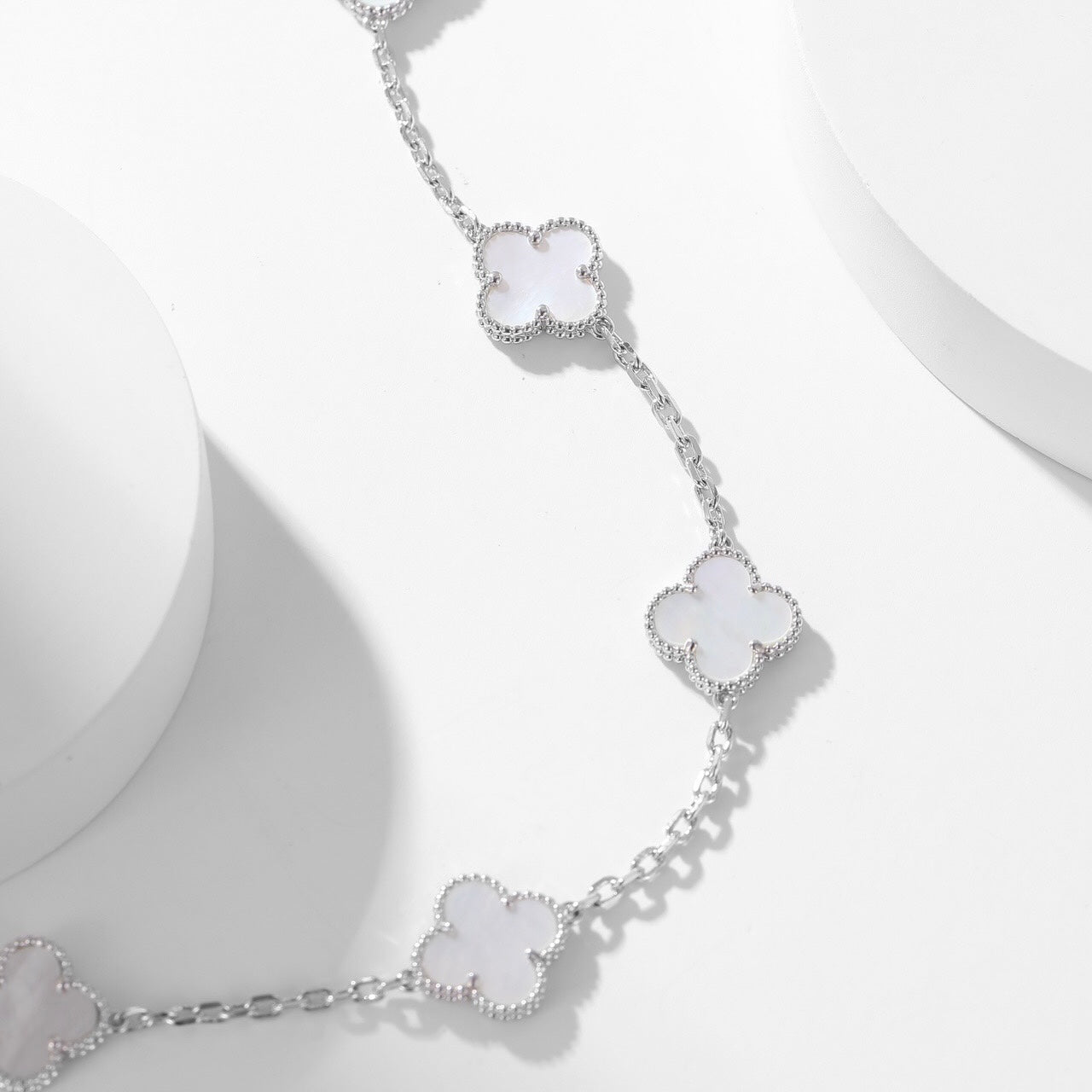 Aura CLOVER 10 MOTIFS WHITE MOTHER OF PEARL NECKLACE