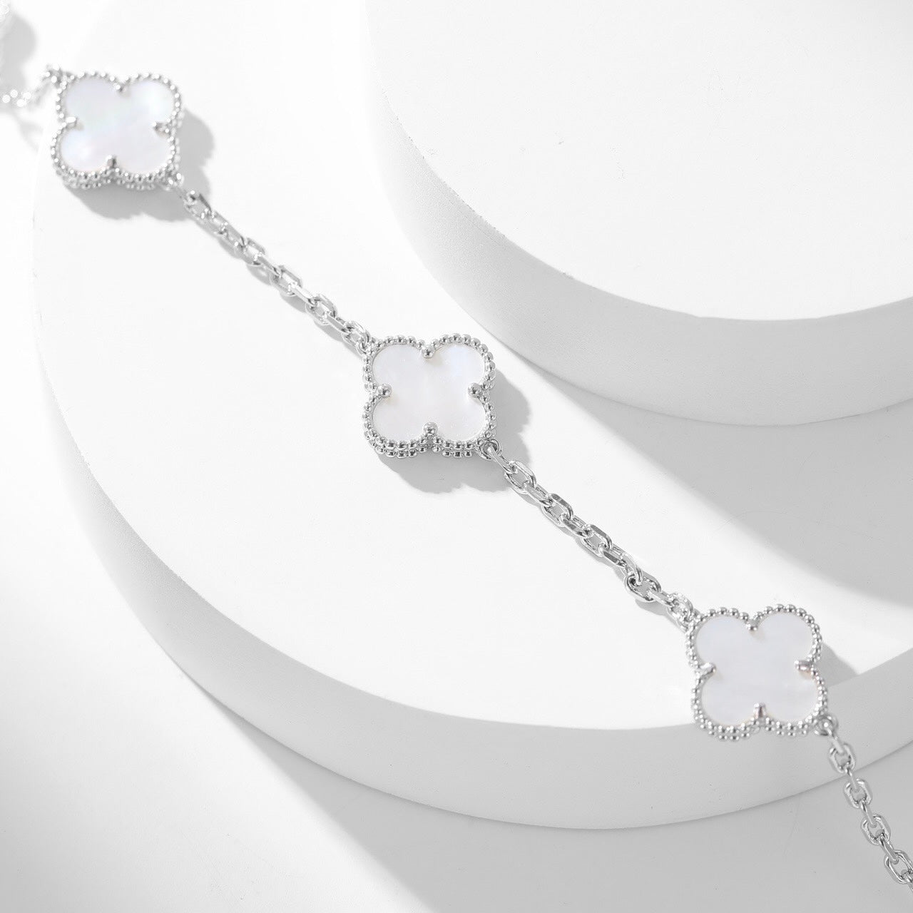 Aura CLOVER 10 MOTIFS WHITE MOTHER OF PEARL NECKLACE